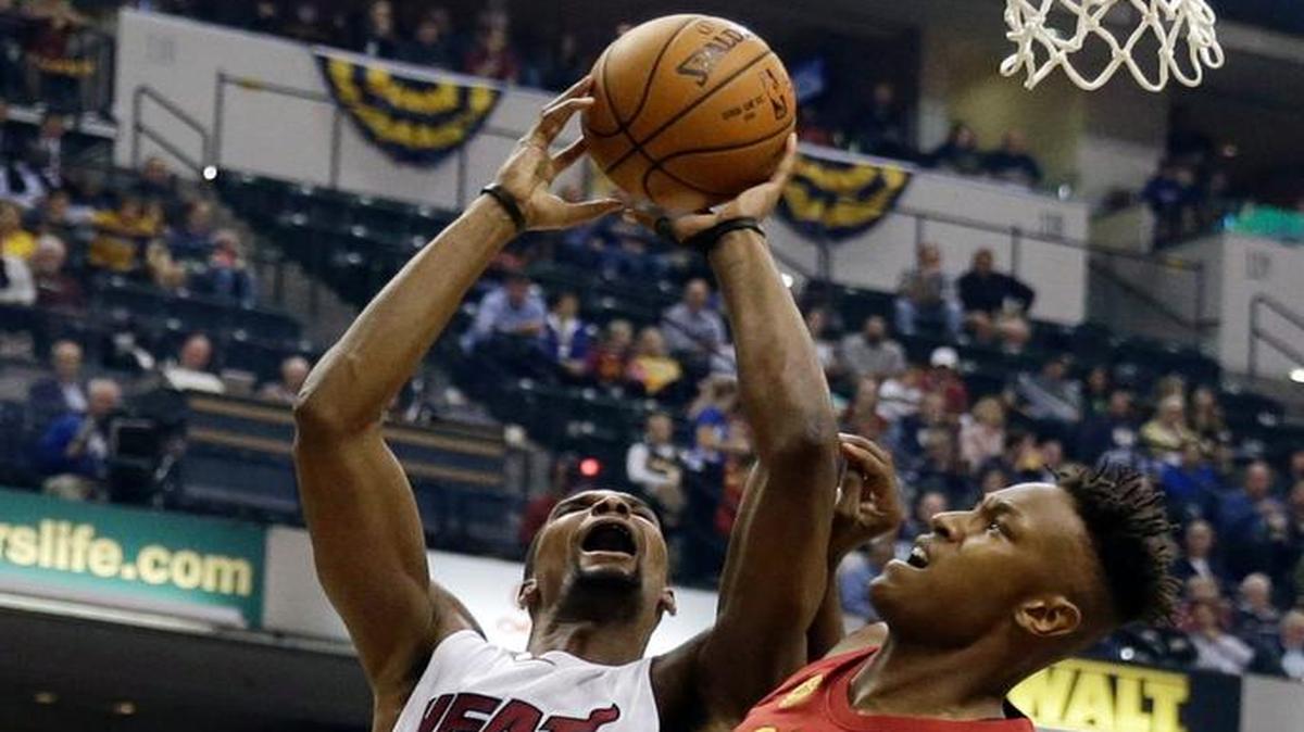 Chris Bosh (1), del Heat, recibe una falta de Myles Turner, de los Pacers, el viernes en Indianápolis.