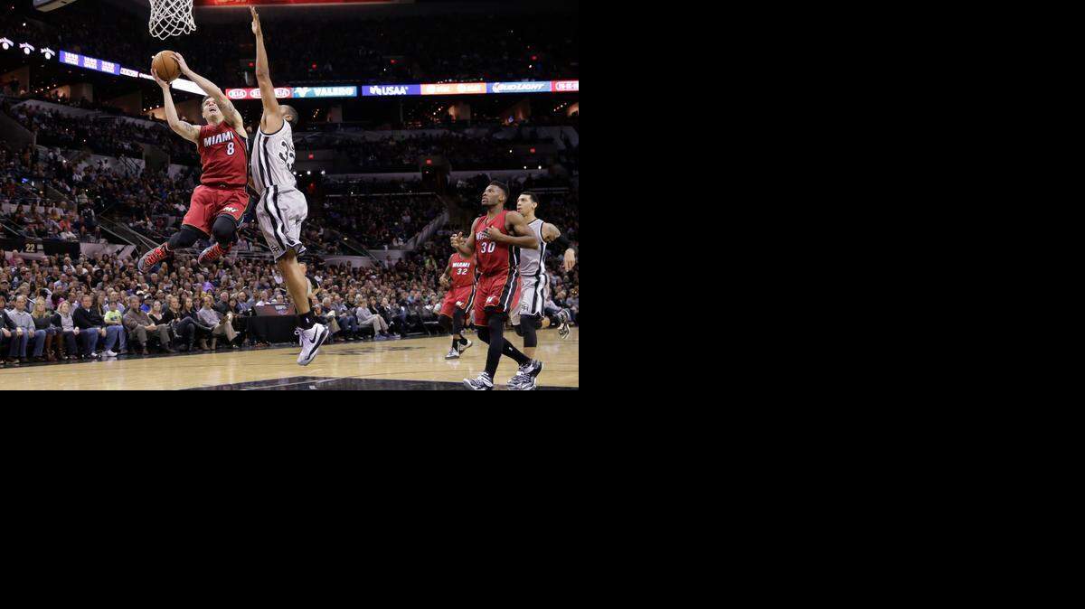 
Tyler Johnson (8), del Heat, frente a Boris Diaw (33), del los Spurs, el viernes 6 de febrero del 2015 en San Antonio.
