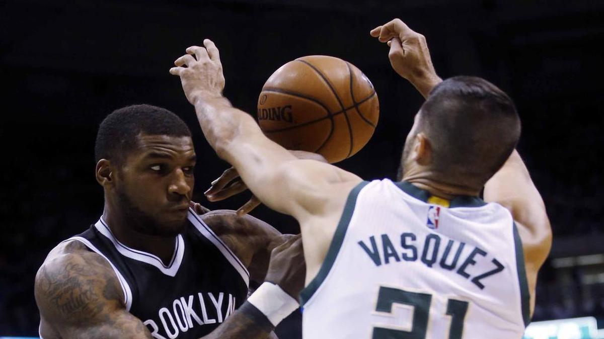 El jugador de los Nets Thomas Robinson (izq.) disputa un balón con Greivis Vásquez,  de los Bucks de Milwaukee, el 7 de noviembre de 2015.
