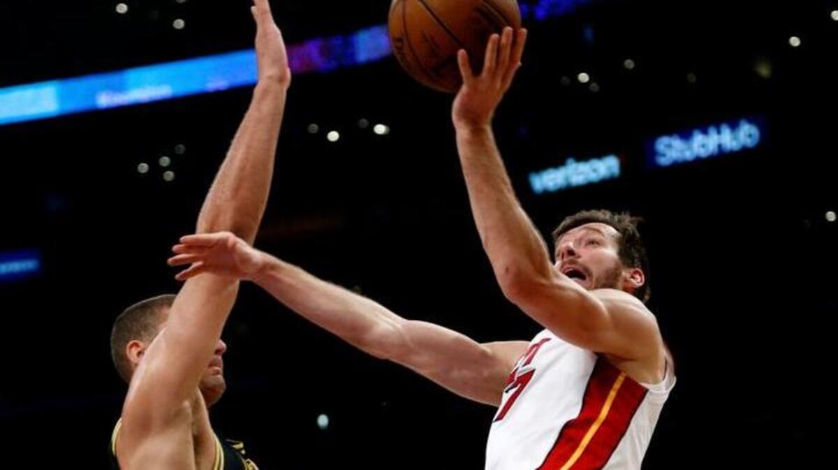 Goran Dragic, del Heat (der.), anota sobre el centro de los Lakers Brook Lopez, este viernes en Los Ángeles.