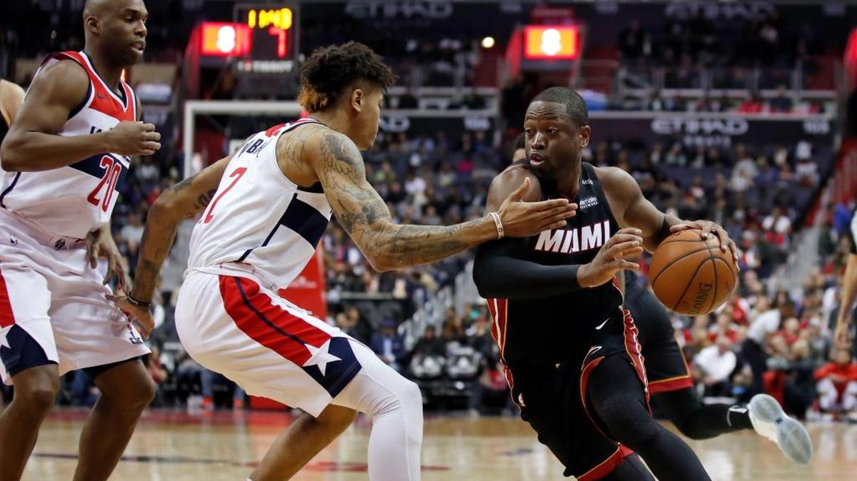 El escolta del Heat Dwyane Wade entra al aro ante la defensa de Kelly Oubre, de los Wizards, en el partido celebrado el 6 de marzo de 2018 en Washington.