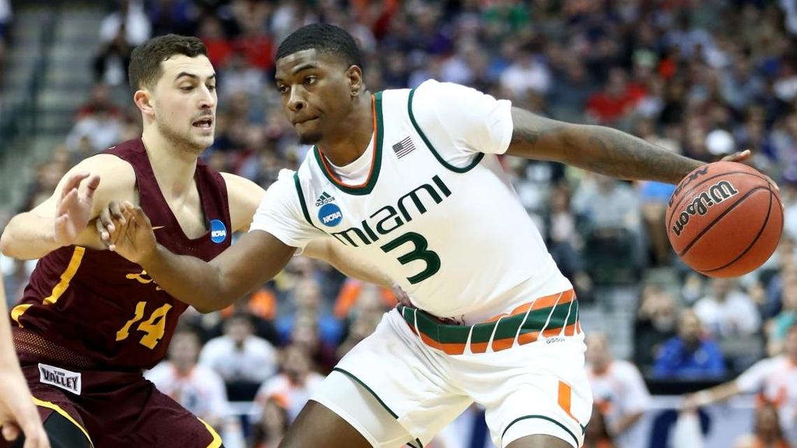 Anthony Lawrence (der.) conduce la pelota por los Huracanes de Miami en el partido contra los Ramblers de Loyola, el 15 de marzo de 2018, en el torneo de basquetbol universitario conocido como la Locura de Marzo.