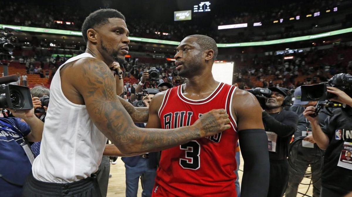 Dwyane Wade, de los Bulls, saluda a su amigo Udonis Haslem, del Heat (izq.), el pasado 10 de noviembre en el AmericanAirlines Arena.