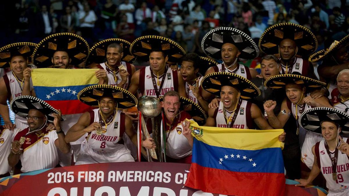 
Los jugadores de Venezuela celebran el triunfo ante Argentina en la final del Preolímpico de basquetbol, el 12 de septiembre del 2015 en México.
