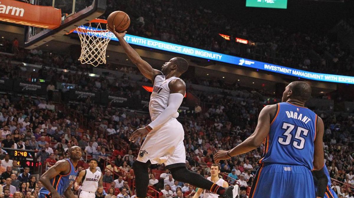 El escolta del Heat Dwyane Wade anota una canasta en el último cuarto del partido ante el Thunder, el 3 de diciembre del 2015 en Miami.