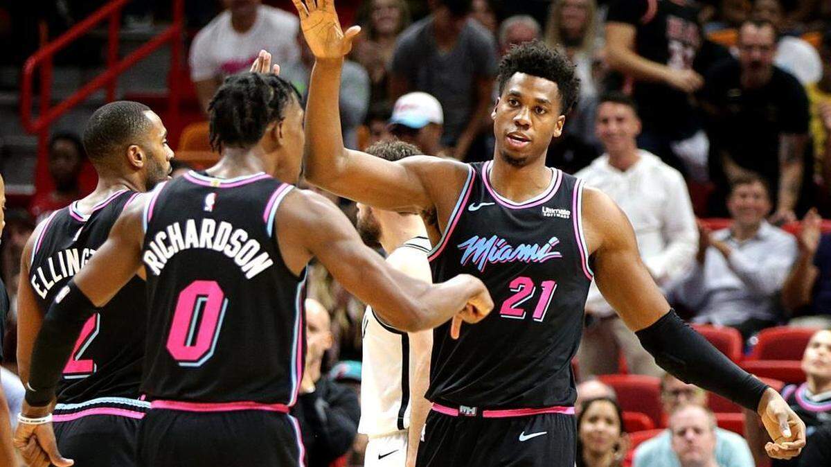 Wayne Ellington (2) and Josh Richardson (0) congratulate Heat center Hassan Whiteside for his strong early-season play.