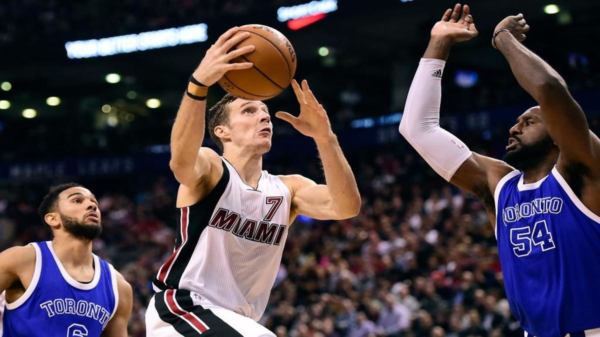 Goran Dragic (7), del Heat, se dispone a lanzar sobre Patrick Patterson (54), de los Raptors, el viernes pasado.
