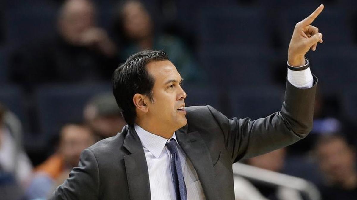 El entrenador del Heat Erik Spoelstra imparte instrucciones a su equipo en el partido del viernes en Charlotte ante los Hornets.