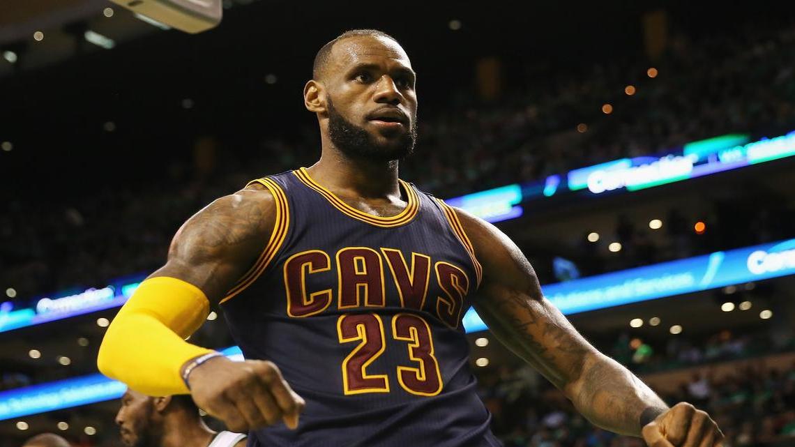 LeBron James celebra tras clavar la pelota con los Cavaliers en un partido de playoff contra los Celtics, el 25 de mayo del 2017 en Boston.