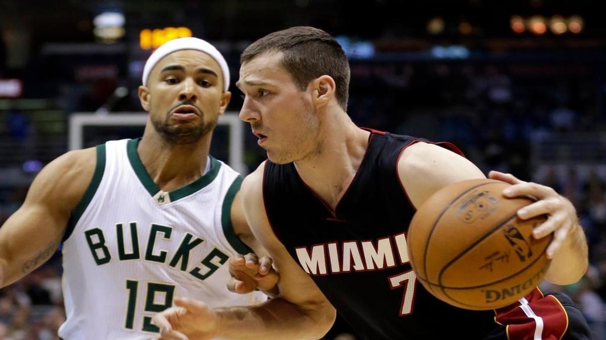 Goran Dragic conduce la pelota por el Heat ante la marca de Jerryd Bayless, de los Bucks, en el partido celebrado el 9 de marzo del 2016 en Milwaukee.