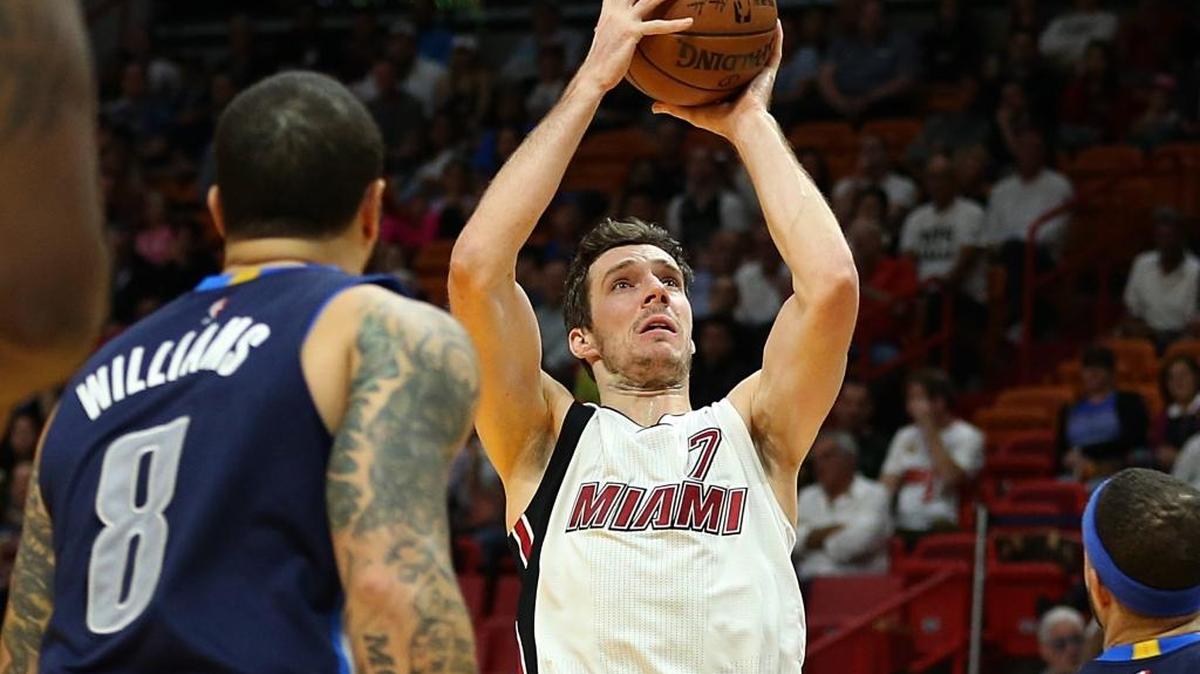 Goran Dragic, del Heat, dispara sobre Deron Williams, de los Mavericks, la noche del jueves en Miami.