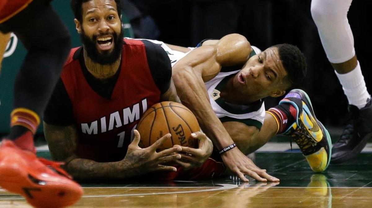 James Johnson, del Heat, lucha por la bola con Giannis Antetokounmpo, de los Bucks, el miércoles en Milwaukee. El equipo de Miami se ha ganado el respeto en la NBA.