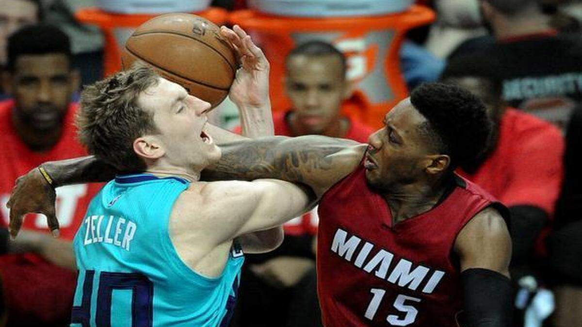 
El jugador del Heat Mario Chalmers (der.) le comete una falta a Cody Zeller, de los Hornets, el miércoles en Charlotte.


