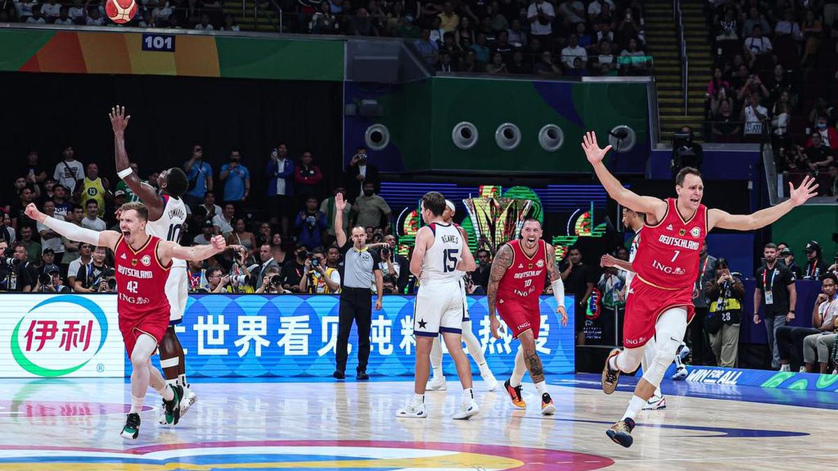 Los jugadores de Alemania celebran después de ganar la semifinal a Estados Unidos por la Copa Mundial FIBA 2023 en Manila, Filipinas, 8 de septiembre de 2023.