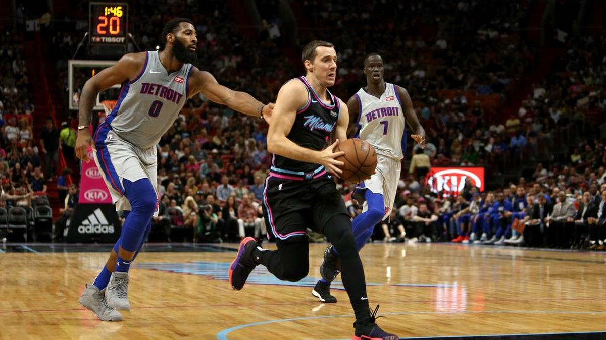 Goran Dragic entra al aro por el Heat ante la marca de Andre Drummond, de los Pistons, el 23 de febrero de 2019 en Miami.