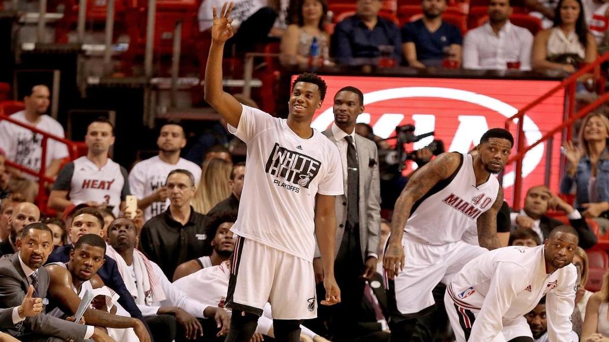 Hassan Whiteside celebra junto con sus compañeros Chris Bosh, Udonis Haslem y Dwyane Wade, el domingo 17 de abril del 2016 en el American Airlines Arena in Miami.