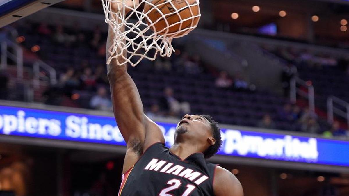 Hassan Whiteside, centro del Heat de Miami, clava la pelota en el partido contra los Wizards en Washington el 4 de octubre.