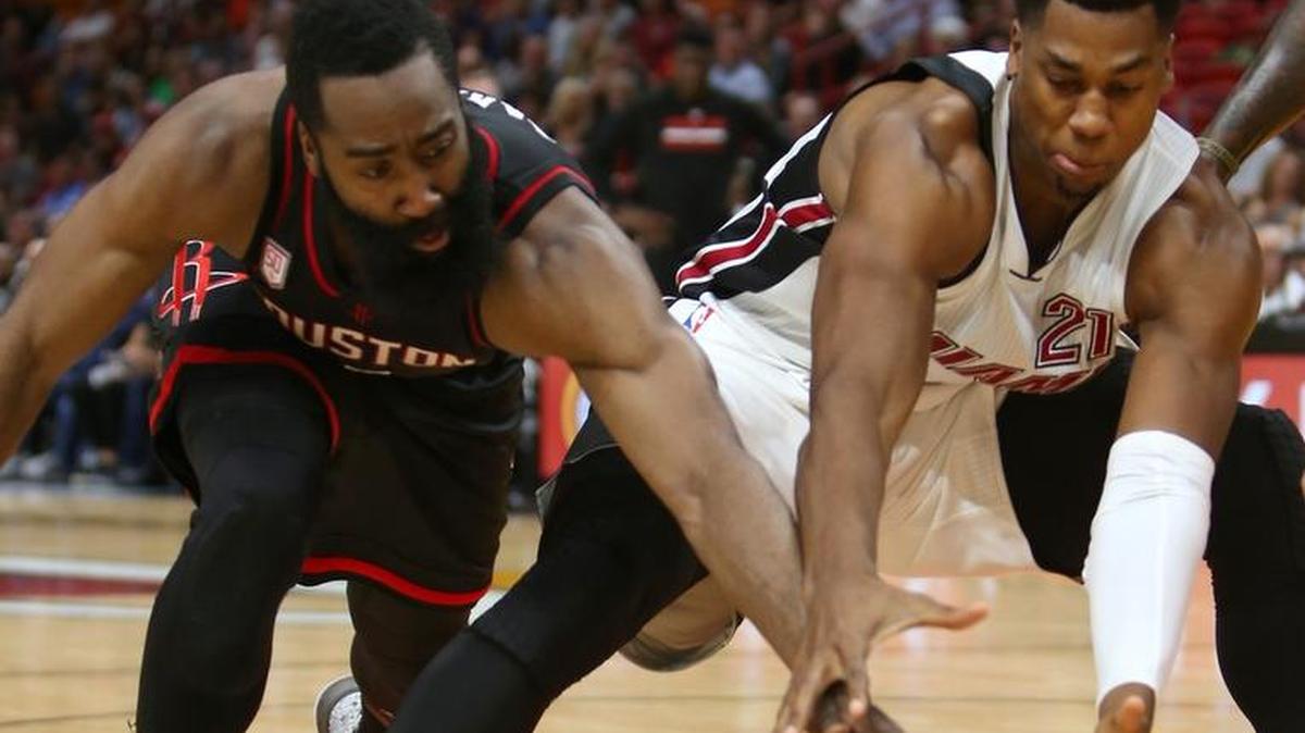 James Harden, de los Rockets, lucha por la bola con Hassan Whiteside, del Heat, en el AmericanAirlines Arena en Miami, la noche del martes 17 de enero del 2017.