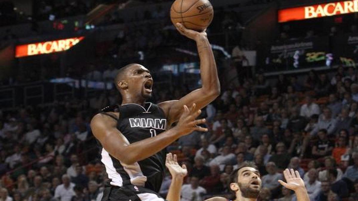 
Chris Bosh se dispone a anotar para el Heat en el choque contra los Knicks, el lunes en Miami.
