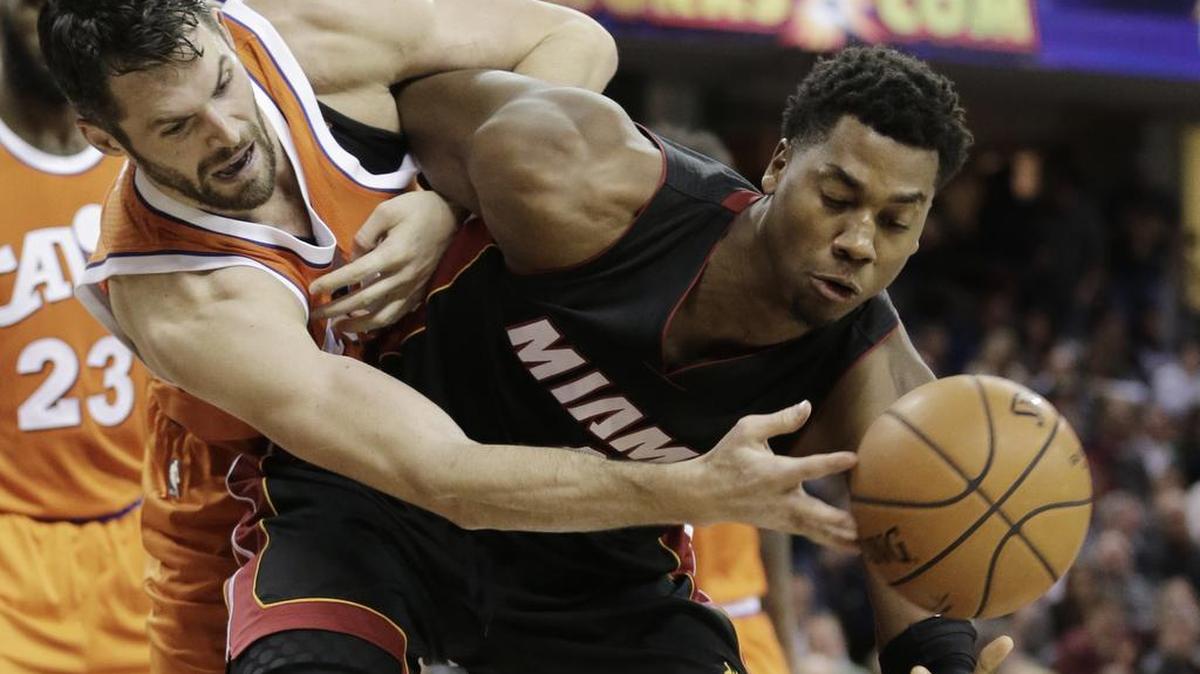 Kevin Love, el mejor de los Cavaliers (izq.) lucha por el balón con el centro del Heat Hassan Whiteside este viernes 9 de dicimbre en Cleveland.