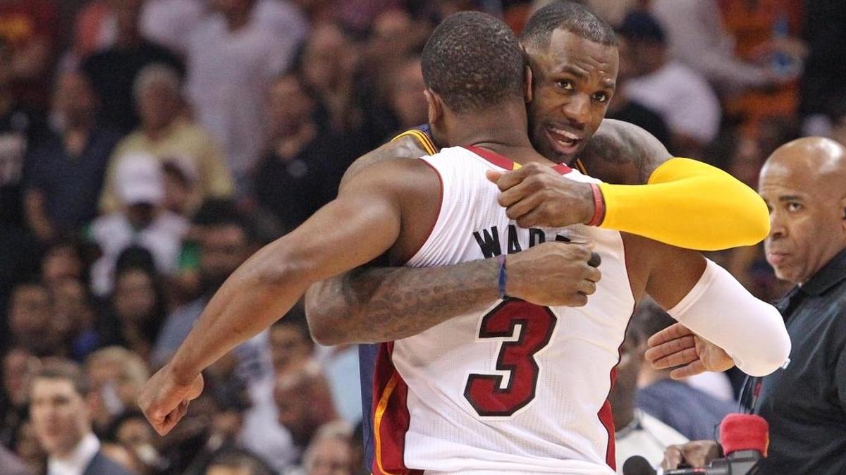LEBRON JAMES abraza a Dwyane Wade antes del inicio de un choque en Miami el 16 de marzo del 2015.