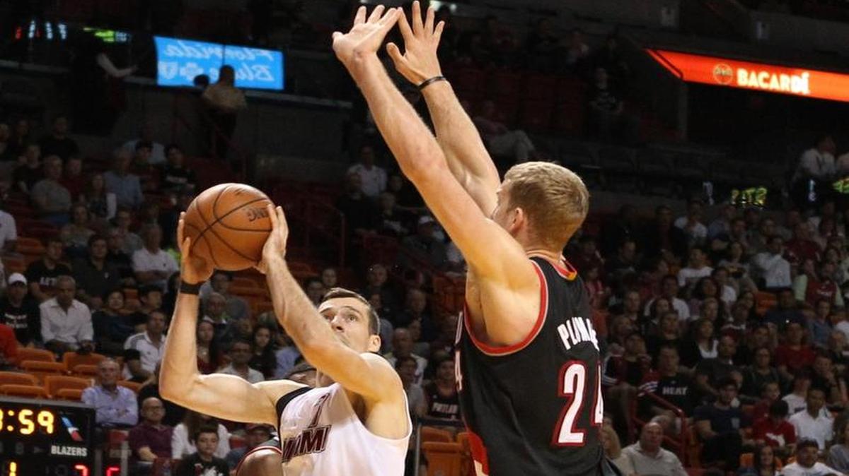 Goran Dragic, del Heat, dispara sobre la marcación de Mason Plumlee, de los Trail Blazers de Portland, el domingo 20 de diciembre del 2015 en el AmericanAirlines Arena en Miami.
