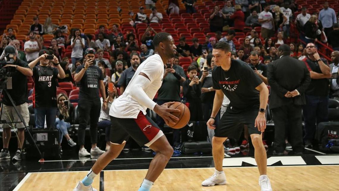 Dwyane Wade, del Heat, calienta junto al entrenador asistente Chris Quinn antes del juego contra los Bucks este viernes en el American Airlines Arena.
