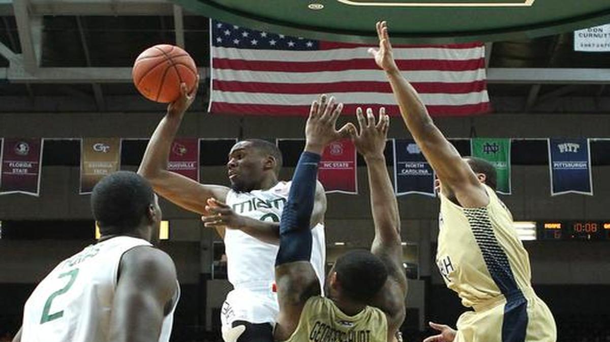 
El jugador de los Huracanes Ja'Quan Newton (centro) trata de pasar la bola en el partido contra Georgia Tech, el miércoles en Miami.



