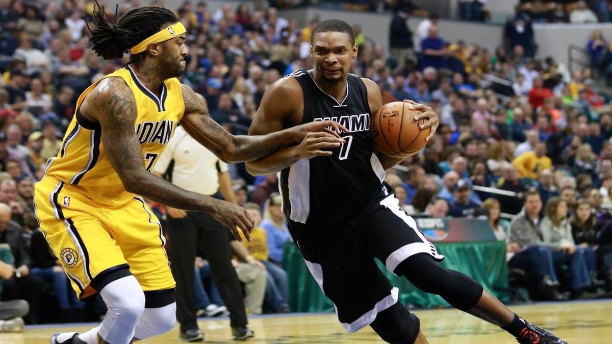 Chris Bosh (der.), del Heat, enfrenta Jordan Hill, de los Pacers, la noche del viernes en Indianápolis.