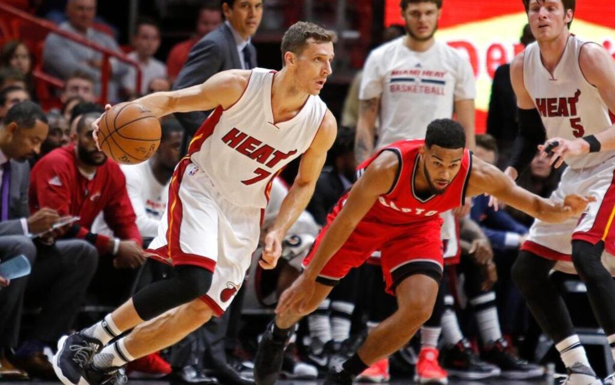 El armador del Heat Goran Dragic (7) maneja el balón ante el jugador de los Raptors Cory Joseph el 23 de marzo en Miami.