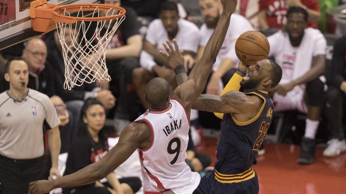 LeBron James, de los Cavaliers (23), tira al aro sobre la marca del jugador de los Raptors Serge Ibaka este viernes en Toronto.