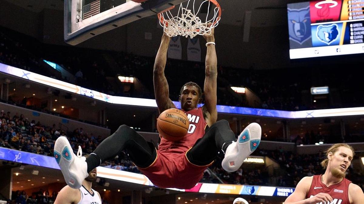 El jugador del Heat Josh Richardson clava la pelota en el partido ante los Grizzlies, efectuado el 11 de diciembre de 2017 en Memphis.