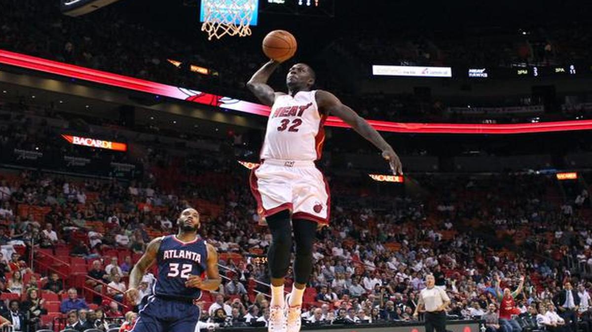 
James Ennis clava la pelota por el Heat en el partido de pretemporada contra los Hawks, el martes en Miami.


