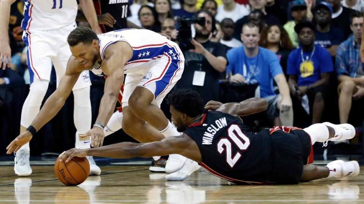 Justise Winslow , del Heat (20), disputa el balón con Justin Anderson, de los 76ers.