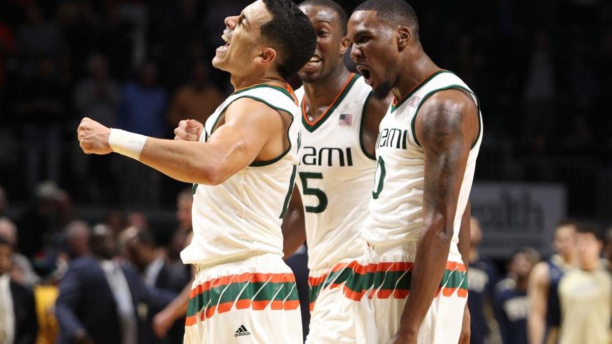El jugador de los Huracanes de Miami Ángel Rodríguez (izq.) celebra con sus compañeros Davon Reed y Ja'Quan Newton tras anotar la canasta que le dio el triunfo a su equipo 65-63 ante Pittsburgh, el martes 9 de febrero del 2016 en el BankUnited Center de Coral Gables, Florida.