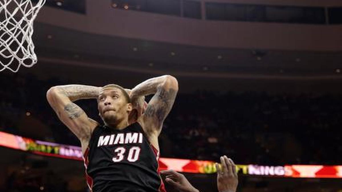 
El jugador del Heat Michael Beasley (centro) clava la bola ante Jerami Grant, de los 76ers, en Filadelfia.
