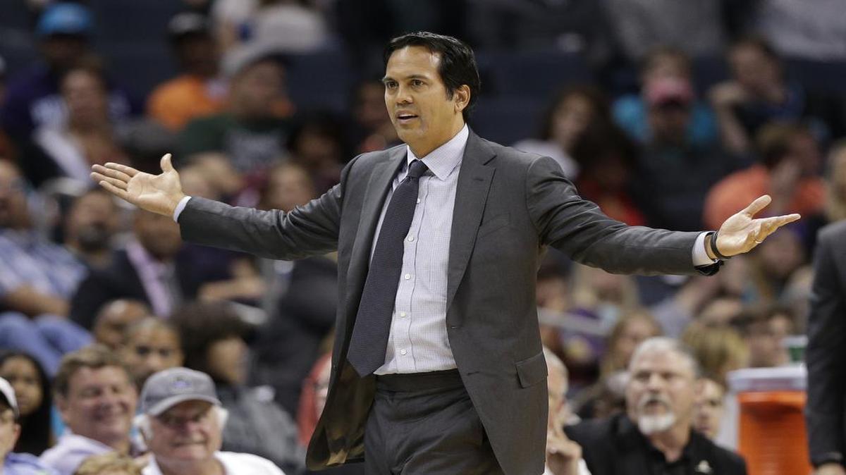 El entrenador del Heat Erik Spoelstra gesticula en el partido contra los Hornets el 5 de abril en Charlotte.