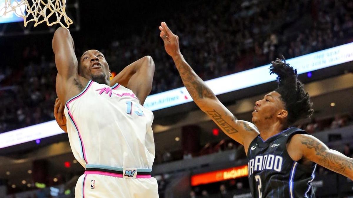 El centro del Heat Bam Adebayo clava la pelota en el segundo cuarto del partido ante el Magic, el 5 de febrero de 2018.