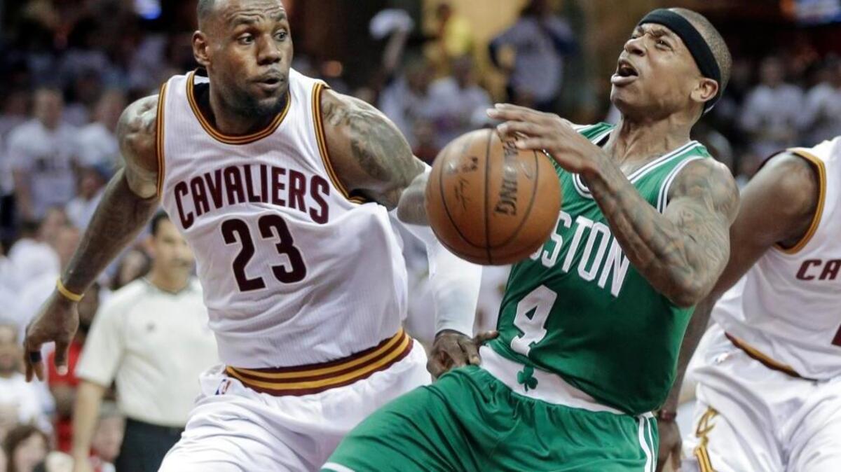 Isaiah Thomas (4), de los Celtics, y LeBron James (23), de los Cavs, en abril pasado.
