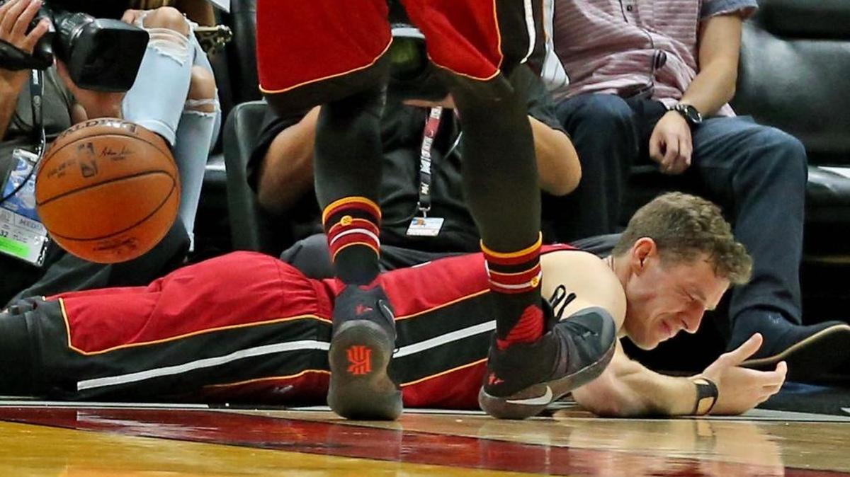 Goran Dragic, del Heat, se retuerce de dolor tras sufrir un codazo contra los Raptors, la noche del sábado.