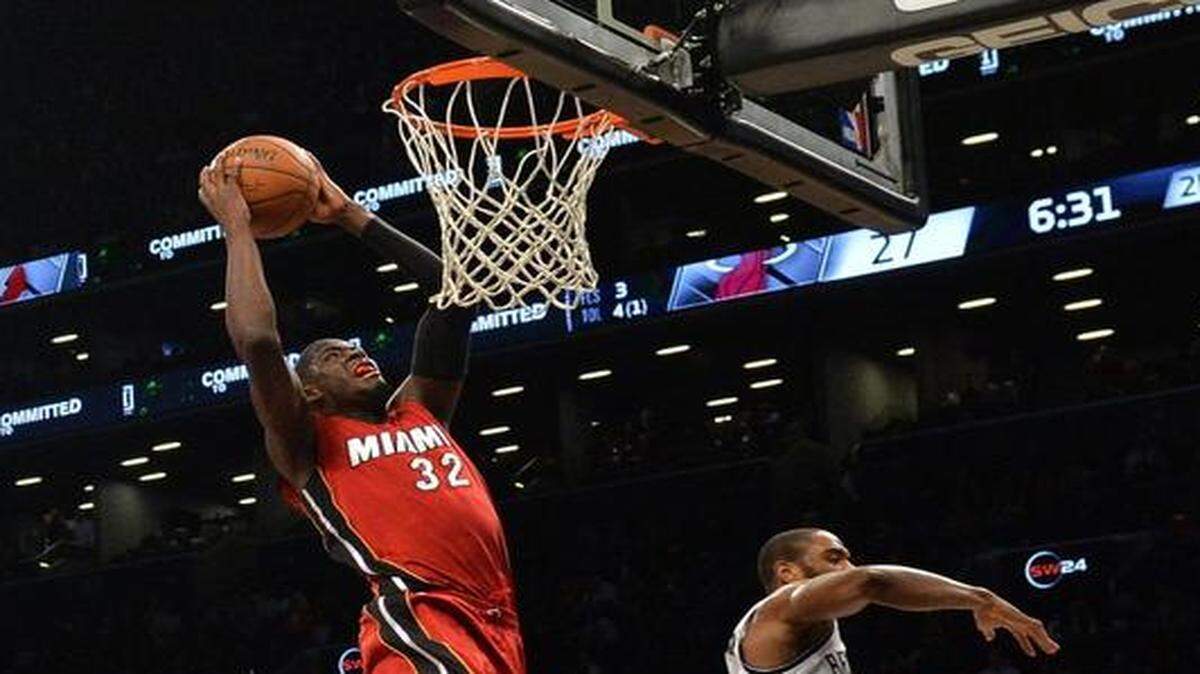 
James Ennis (izq.) clava la pelota por el Heat de Miami en el partido ante los Nets, el lunes 17 de noviembre en Brooklyn. 


