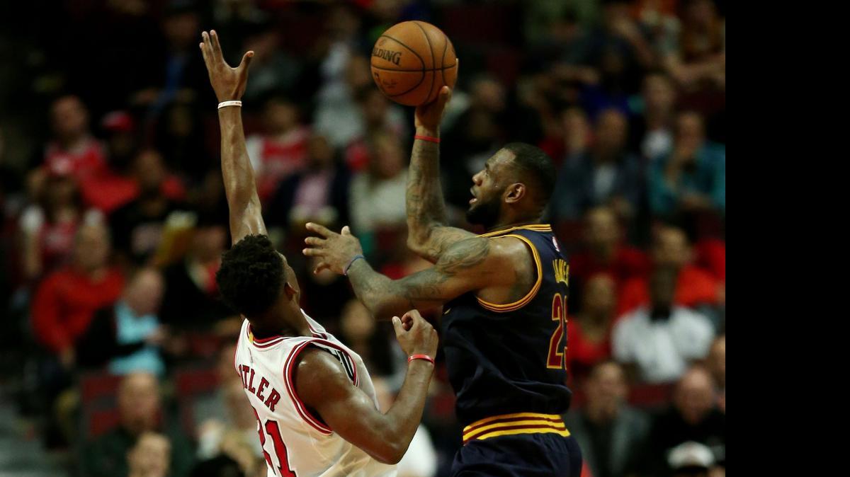 
LeBron James (der.) lanza al aro ante la marca de Jimmy Butler, en el sexto partido del playoff entre los Cavaliers y los Bulls, el jueves 14 de mayo del 2015 en Chicago.

