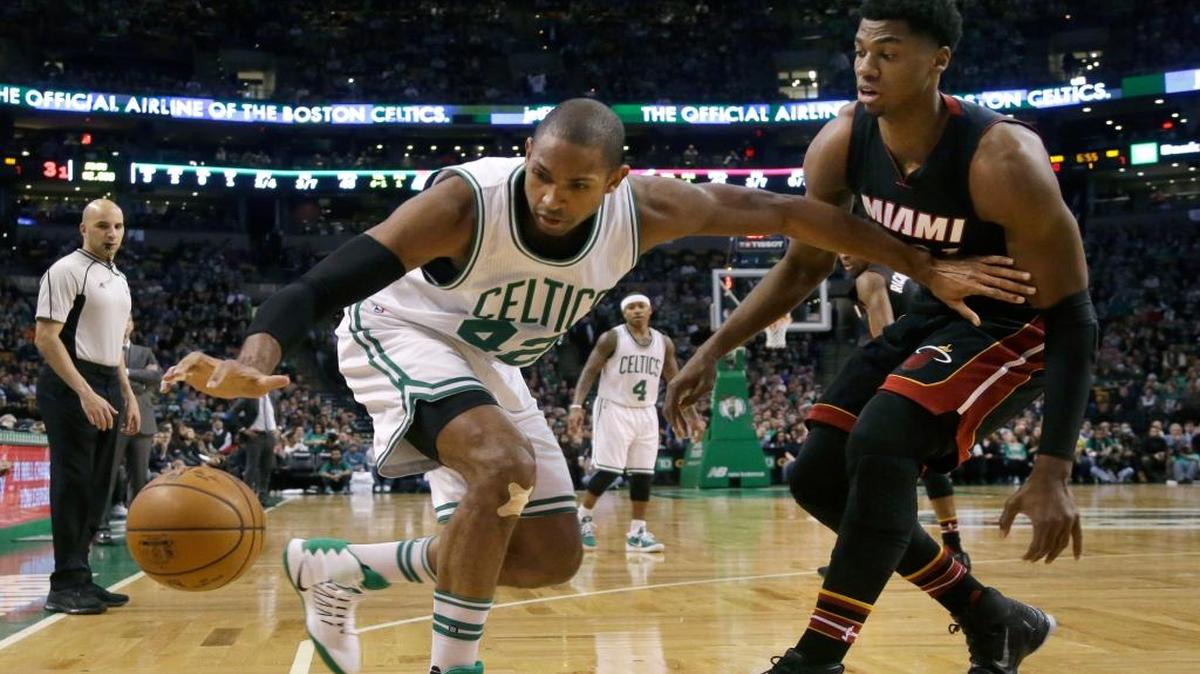 Hassan Whiteside (der.), del Heat, y Al Horford, de los Celtics, buscan la bola, el 30 de dicicembre pasado.