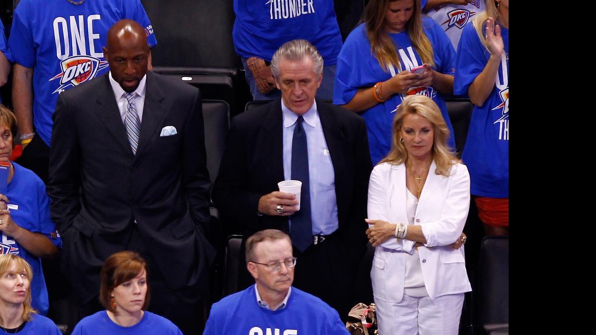 
Alonzo Mourning (izq.) y Pat Riley en junio del 2012. Ambos encabezan la delegación del Heat.
