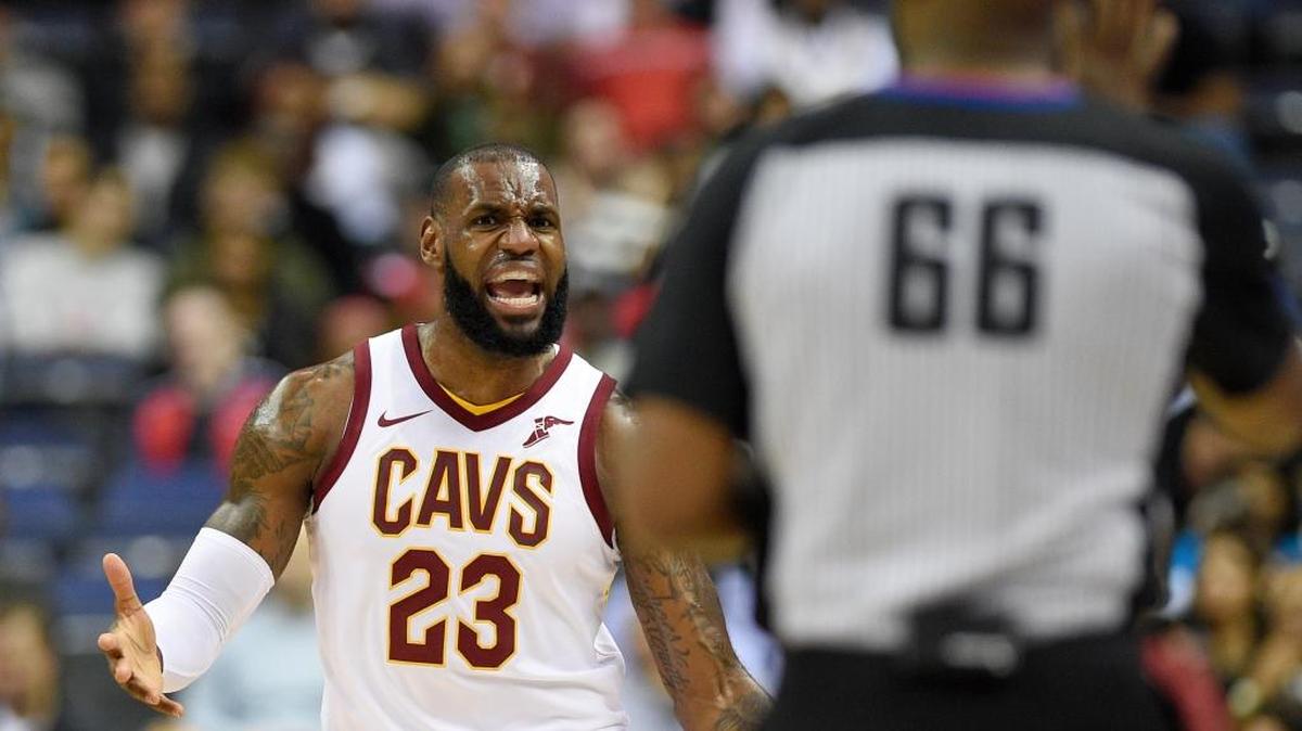 El astro de los Cavaliers LeBron James (23) protesta al referee Haywoode Workman (66) en el partido contra los Wizards el 3 de noviembre en Washington.