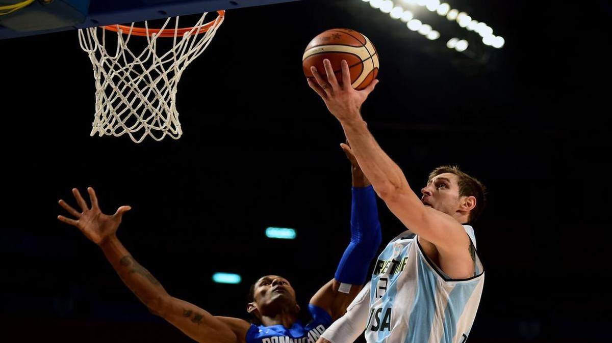 
El argentino Andres Nocioni (der.) tira al aro ante la marca del dominicano Edward Santana, durante el partido efectuado entre ambos equipos, el martes 8 de septiembre del 2015 en México.
