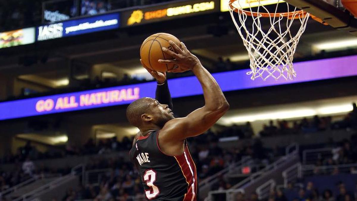 Dwyane Wade clava la pelota por el Heat en el partido contra los Suns el 8 de enero en Phoenix.