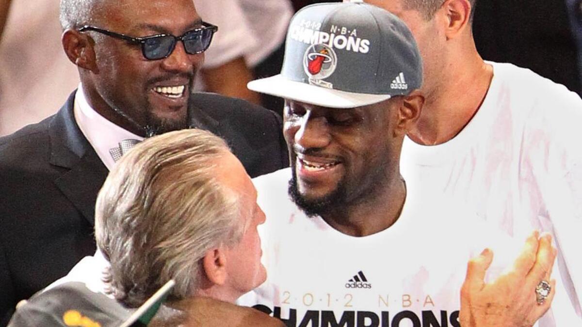 LeBron James celebra con Pat Riley la victoria del Heat de Miami sobre el Thunder de Oklahoma City en el Juego 5 de la final de la NBA, celebrado el 21 de junio de 2012.