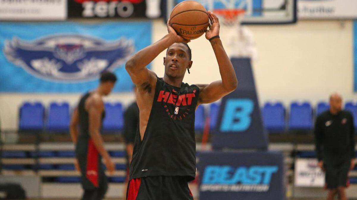 Josh Richardson tira al aro en el campo de entrenamiento del Heat en FAU el pasado 28 de septiembre, en donde recibió un golpe en el muslo que le ha impedido participar en los primeros tres juegos de la pretemporada.