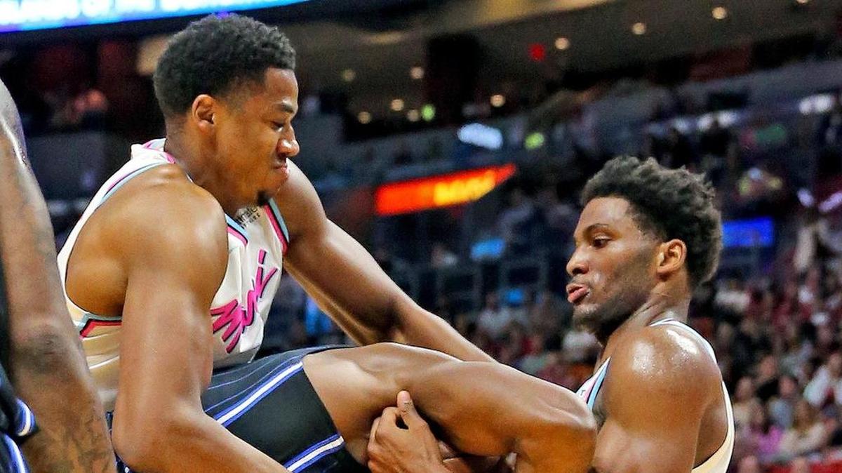 Hassan Whiteside (izq.) y Justice Winslow (der.) bloquean el avance de Bismack Biyombo, del Magic, en un partido celebrado el 5 de febrero de 2018 en Miami.